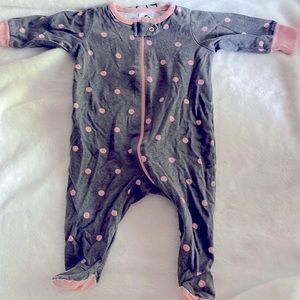 Gently used Gerber Organic sleeper. Size:0-3 months. Light weight material